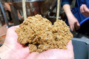 廃棄されるモルト粕のイメージ